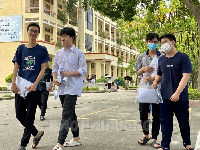 Đề thi 5 môn vào Trường THPT chuyên Nguyễn Trãi phân hóa cao